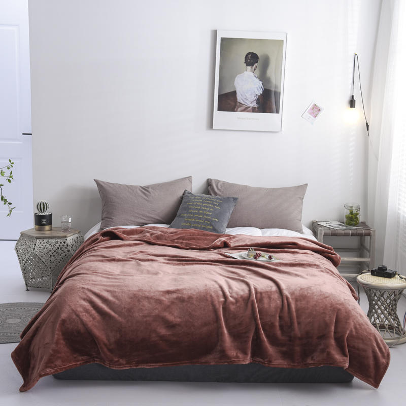 Plaid en flanelle brun café vu de face sur un lit