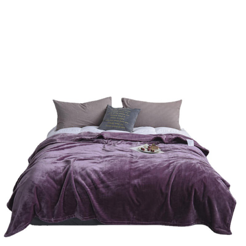 Plaid en flanelle violet prune présenté sur fond blanc
