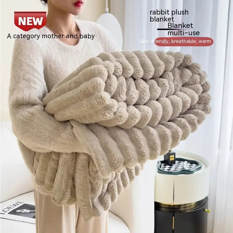 Plaid Douceur Nuage beige plié et présenté dans les bras