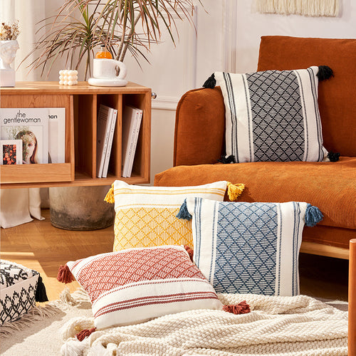 Housse de coussin jacquard géométrique à pompons BEDEN